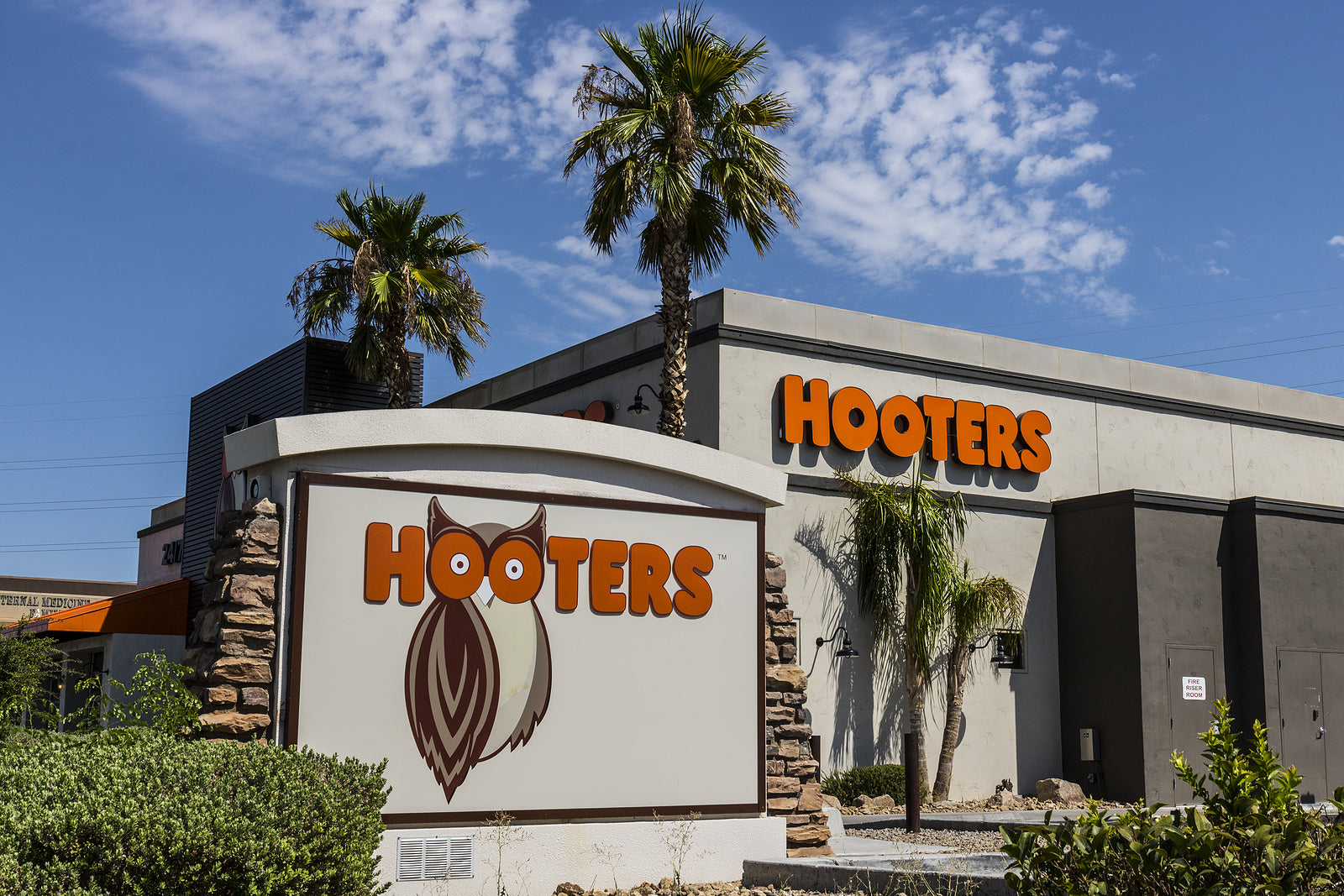 [US] Hooters ordered to Pay $250,000 to settle EEOC race and colourism lawsuit