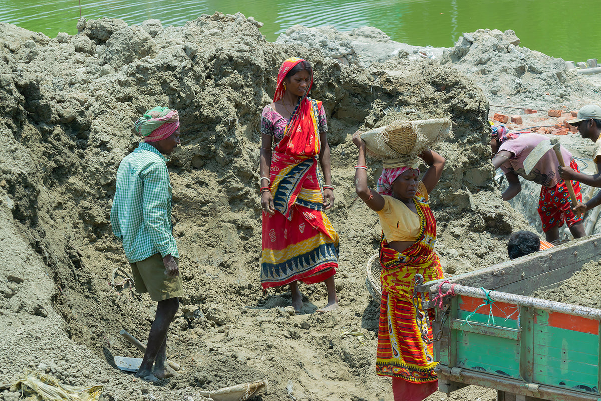 [India] Women construction labourers urge minimum wage enforcement