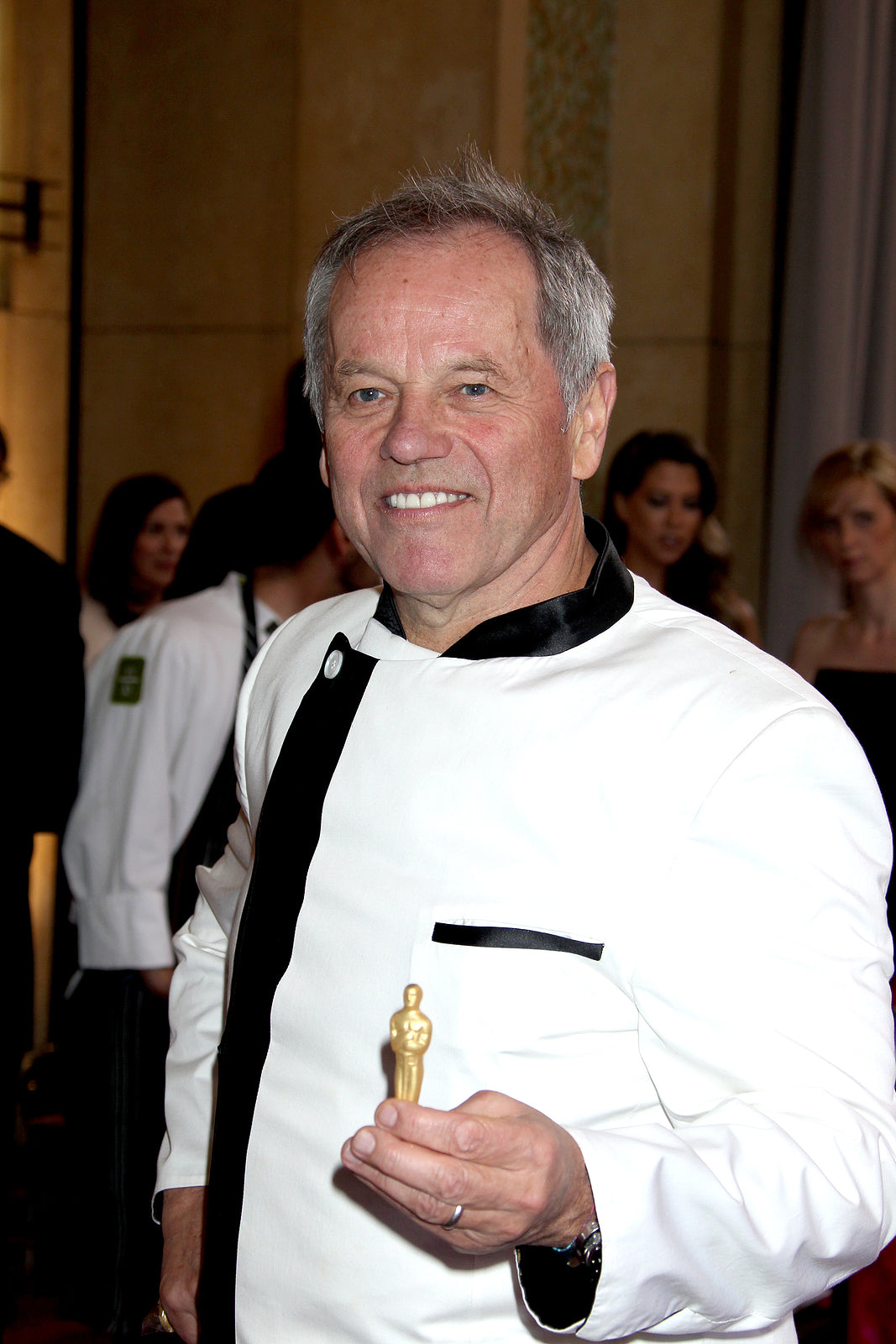 [US] Wolfgang Puck believes waiters should make the same money as chefs